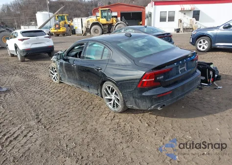 2020 Volvo S60 T5 Momentum z USA, uszkodzony, nr VIN 7JR102FK9LG044679